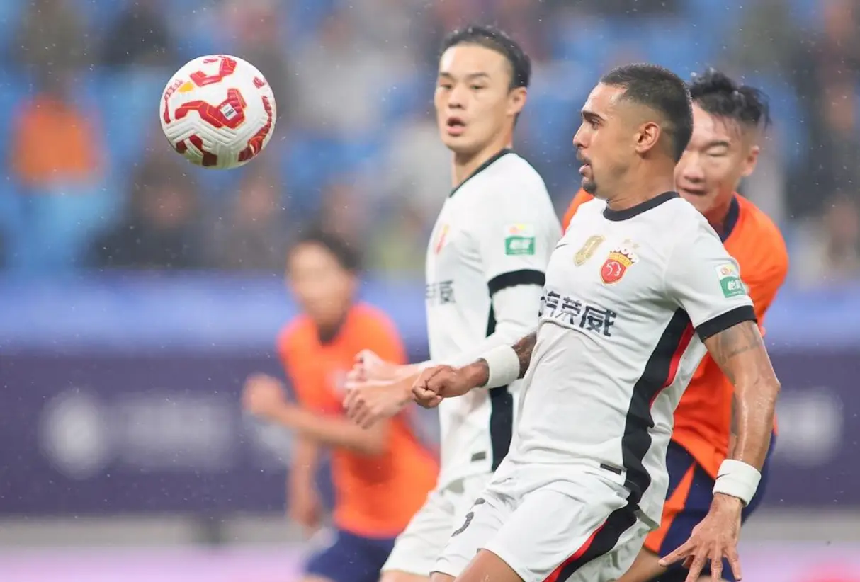 场不胜, 中超领头羊, 领先青岛海 场不胜, 中超领头羊, 领先青岛海